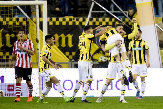 Vitesse geeft, mede dankzij historische goal Kruiswijk, showtje weg tegen Sparta