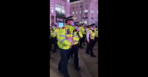 🎥 | Lullig! Londense politie pakt voetbal af van feestende Engeland-fans