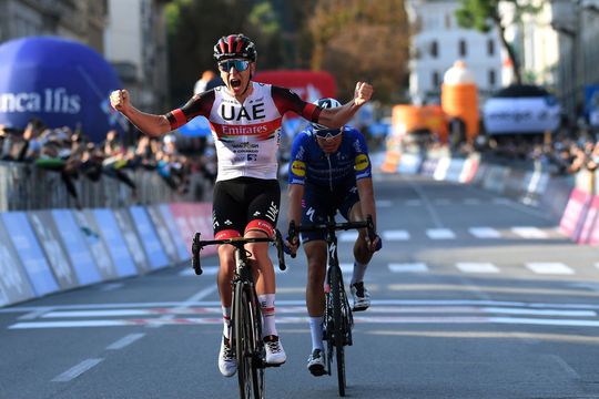 🎥 | Tourwinnaar Tadej Pogacar wint met Ronde van Lombardije weer een wielermonument