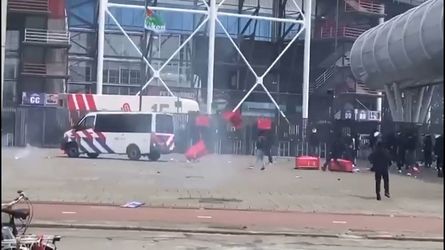 🎥 | Feyenoord-supporters flikkeren kliko's naar politie, ME zet waterkanon in