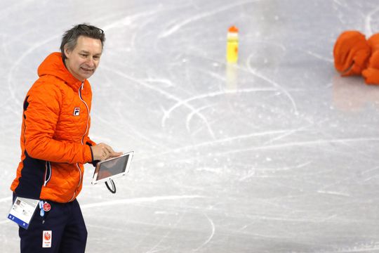 Coach Otter lacht om verhalen over de middelvinger van Knegt