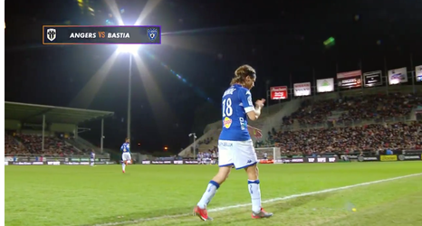 Aanvoerder Bastia tikt bord uit handen vierde man en krijgt rood (video)