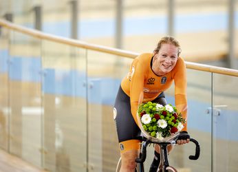 Kirsten Wild neemt met brons, bloemen en ereronde afscheid van baanwielrennen