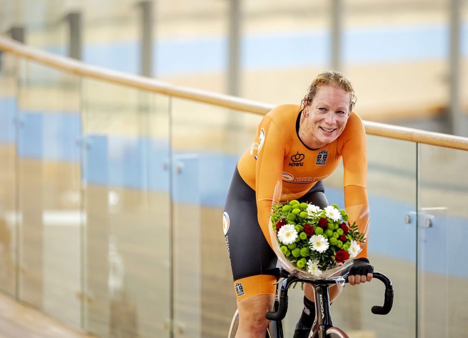 Kirsten Wild neemt met brons, bloemen en ereronde afscheid van baanwielrennen