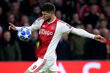 Klaas-Jan Huntelaar plakt er nog een jaar aan vast bij Ajax