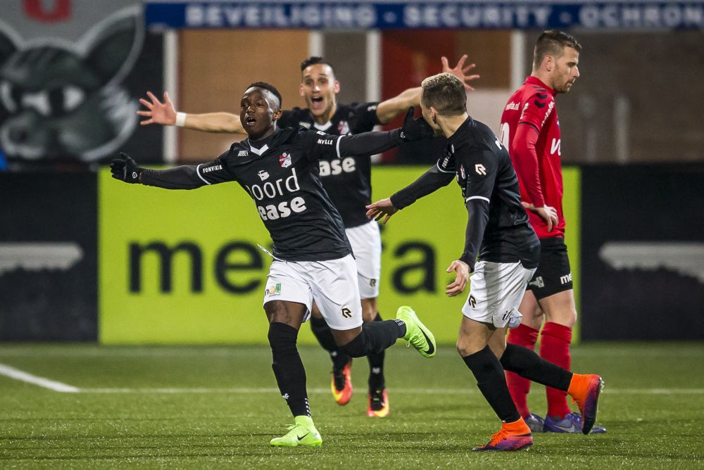 Issa Kallon zet Emmen op voorsprong met schitterende poeier (video)