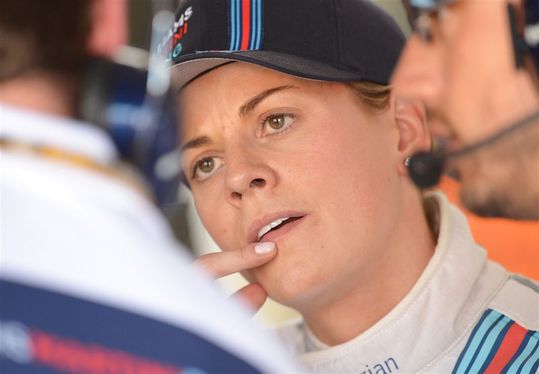 Vrouwelijke Formule 1-courreur laat zich zien