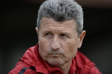 LOL! Roemeense coach Multescu tekent 28e contract in 18(!) jaar