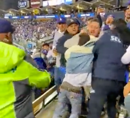 🎥 | Opnieuw opstootje in stadion LA Dodgers: supporters met elkaar op de vuist