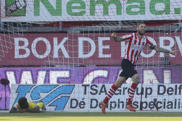 Knulligste pingel ooit? Cambuur-speler mist bal volledig en maait Spartaan omver (video)