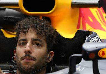 Zo kennen we Ricciardo niet: steekt al rijdend middelvinger op naar Grosjean (video)