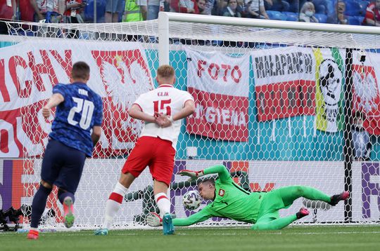 🎥 | Szczesny is eerste keeper ooit op het EK met een eigen goal: Polen door dit geklungel 1-0 achter