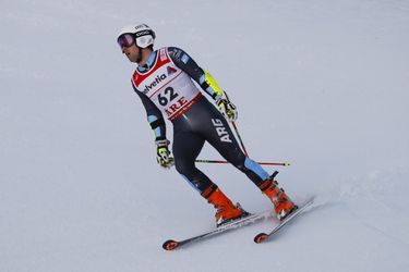 🎥 | Skiblunder: official glijdt door het parcours heen tijdens afdaling