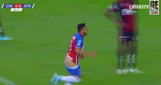 HAHA! Mexicaan trekt broek naar beneden en showt zijn blote billen na winnende goal (video)