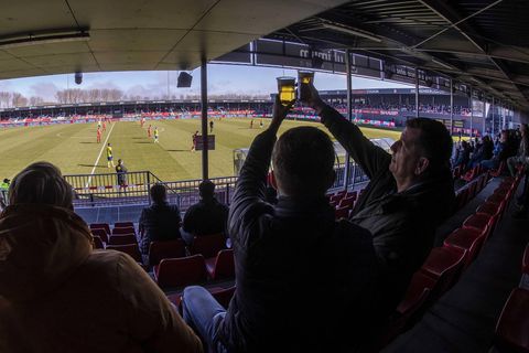 Fans van FC Emmen en Heerenveen moeten ver rijden voor negatieve coronatest: 'Het is gewoon clubliefde'