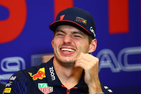 Max Verstappen reageert met humor op verhoogde FIA-boetes: 'Sponsoren de wijn ook wel'