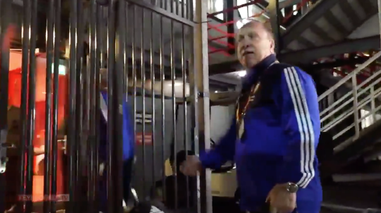 🎥 | LOL! Advocaat moet nog even wennen aan de Kuip en loopt de verkeerde kant op