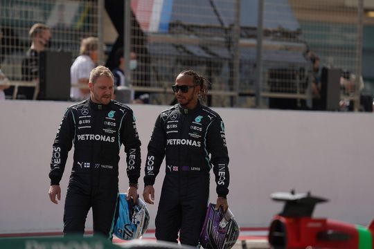 Flinke kritiek op Bottas, Hamilton en Mercedes: 'Dramatisch, soft en ze maken veel te veel fouten'