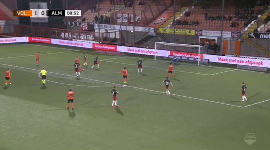 🎥 | Enorme blunder keeper Almere City helpt Volendam in het zadel
