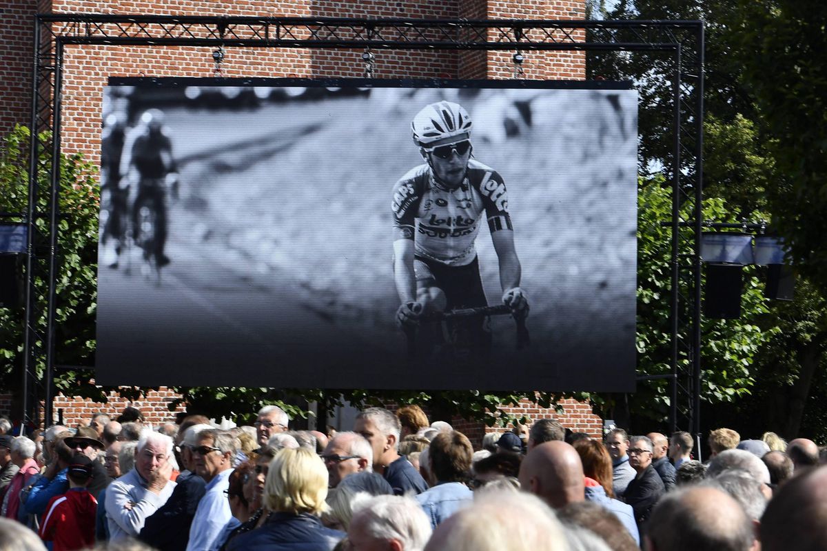 België huilt bij het afscheid van de overleden wielrenner Bjorg Lambrecht (22)