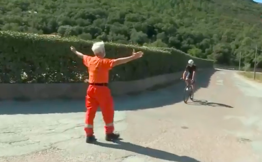 🎥 | Trainende Chris Froome gehoorzaamt Franse verkeersleider, die hem niet herkent
