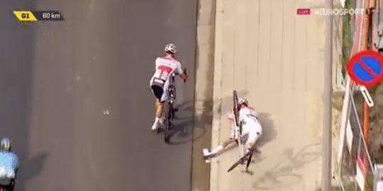 Knullige smakkerd Van der Poel na lekke band (video)