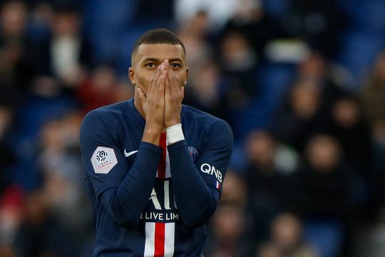 'Goed nieuws voor zieke Mbappé na test: waarschijnlijk geen corona'