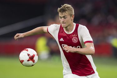 De Ligt meldt zich na zware hersenschudding weer op trainingsveld van Ajax