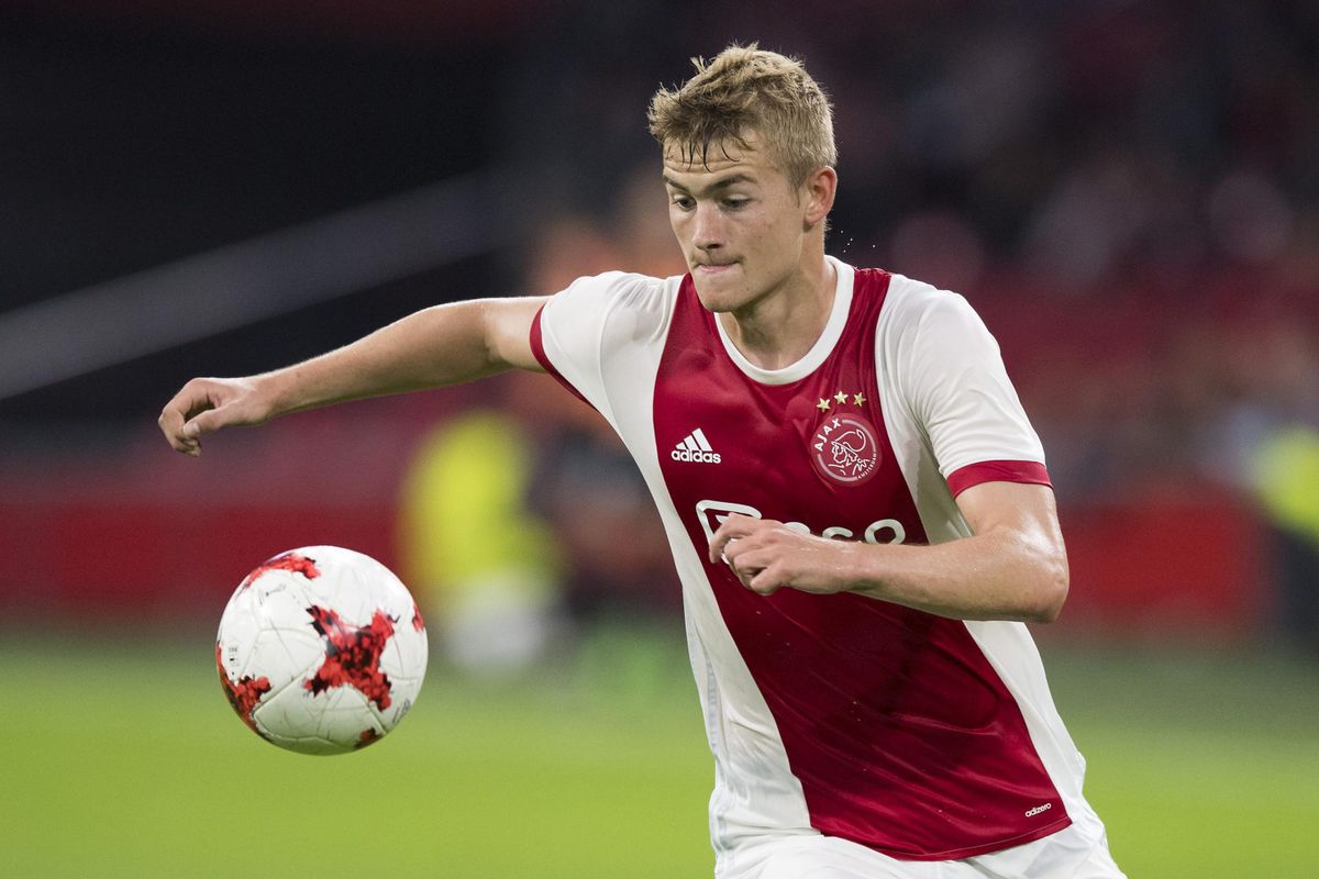 De Ligt meldt zich na zware hersenschudding weer op trainingsveld van Ajax