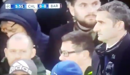 Slaapkop op Stamford Bridge! Fan doet dutje bij saai duel tussen Chelsea en Barca (video)