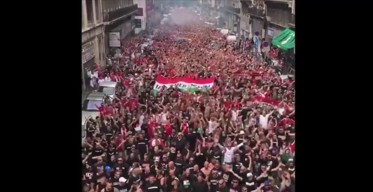 30.000 Hongaren zorgen voor kippenvel in Marseille (video)