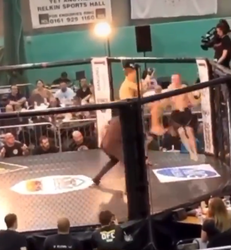 🎥 | MMA-debutant trapt tegenstander KO met heerlijke headkick
