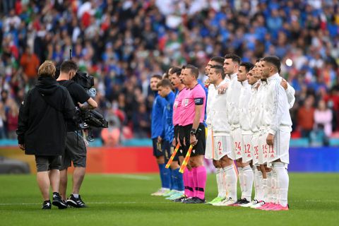 Italiaanse fans fluiten tijdens Spaanse volkslied, spelers van Italië lossen het snel op