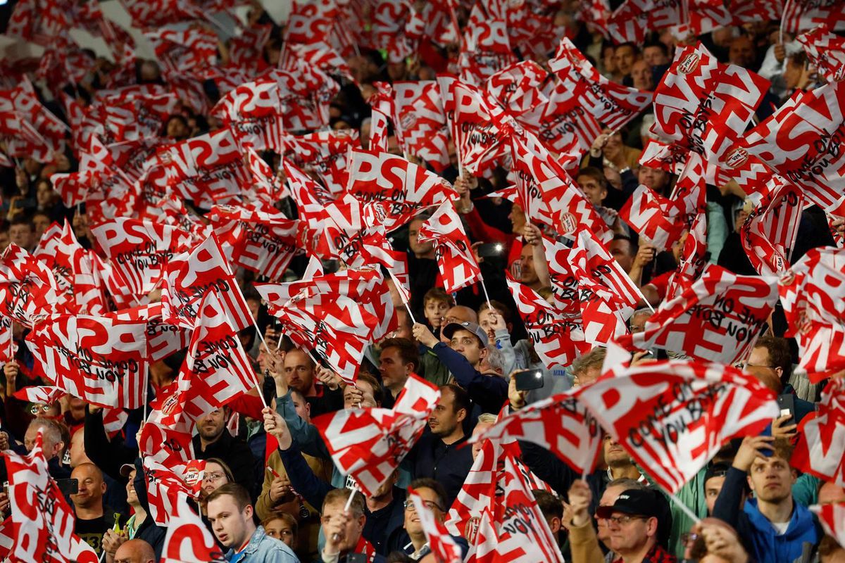 Veel fans komen naar training van PSV in het stadion