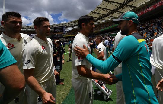 Australië wint eerste testwedstrijd en is stap dichter bij herovering Ashes