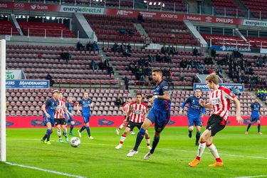 Donder en bliksem boven Eindhoven: Jong PSV - Go Ahead gestaakt door onweer