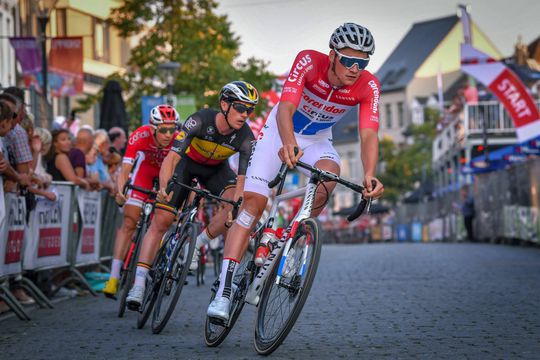 Van der Poel verslaat rivaal Van Aert in eerste cross van het seizoen (video)