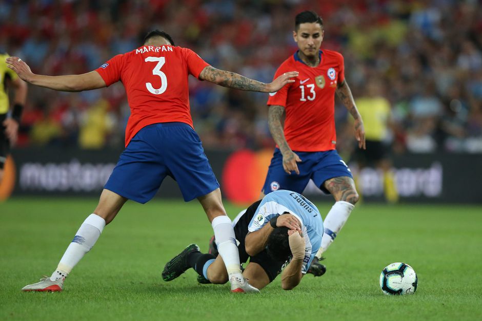 Suarez wil pingel voor hands van keeper en rood voor schop naar veldbestormer (video's)