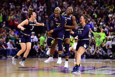 Ogunbowale scoort opnieuw buzzerbeater en bezorgt Notre Dame basketbaltitel (video's)