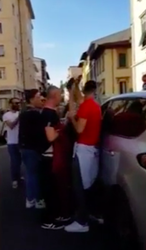 Franck Ribéry nu al een held in Florence: blije Fiorentina-fans blokkeren z'n auto (video)