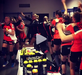 Handbalsters bouwen feestje in de kleedkamer na bereiken halve finale EK (video)