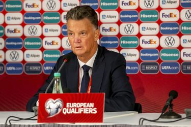 🎥 | Check hier live de persconferentie van Louis van Gaal voor de wedstrijd tegen Gibraltar