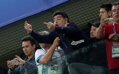 Maradona reageert op zijn strapatsen: 'Het gaat goed hoor, beetje last van m'n nek'