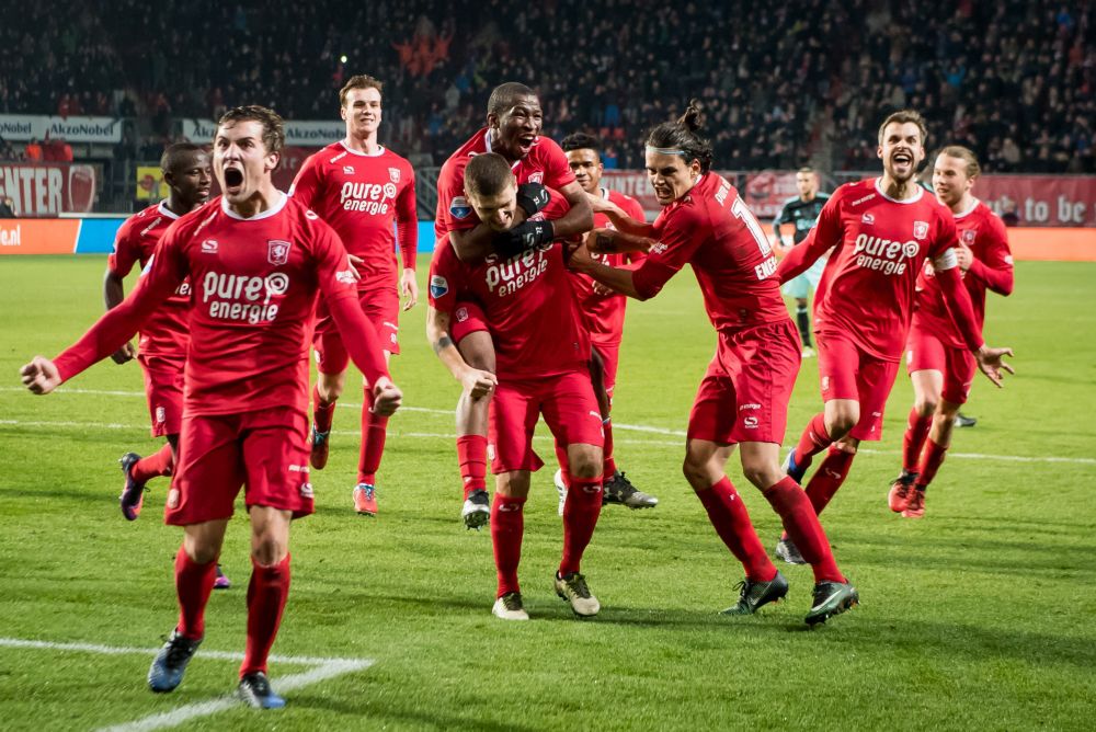 Twente wint dankzij late penalty van Ajax (video)