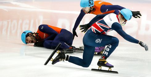 De sneaky en vuile shorttracksport: duwen, trekken en opvangen