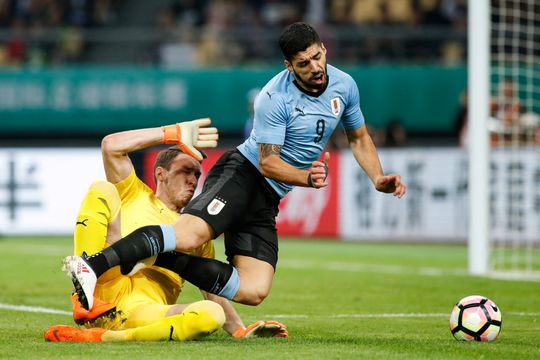 Uruguay verslaat Tsjechië in China dankzij Suarez' 50ste en Cavani's briljante omhaal (video)