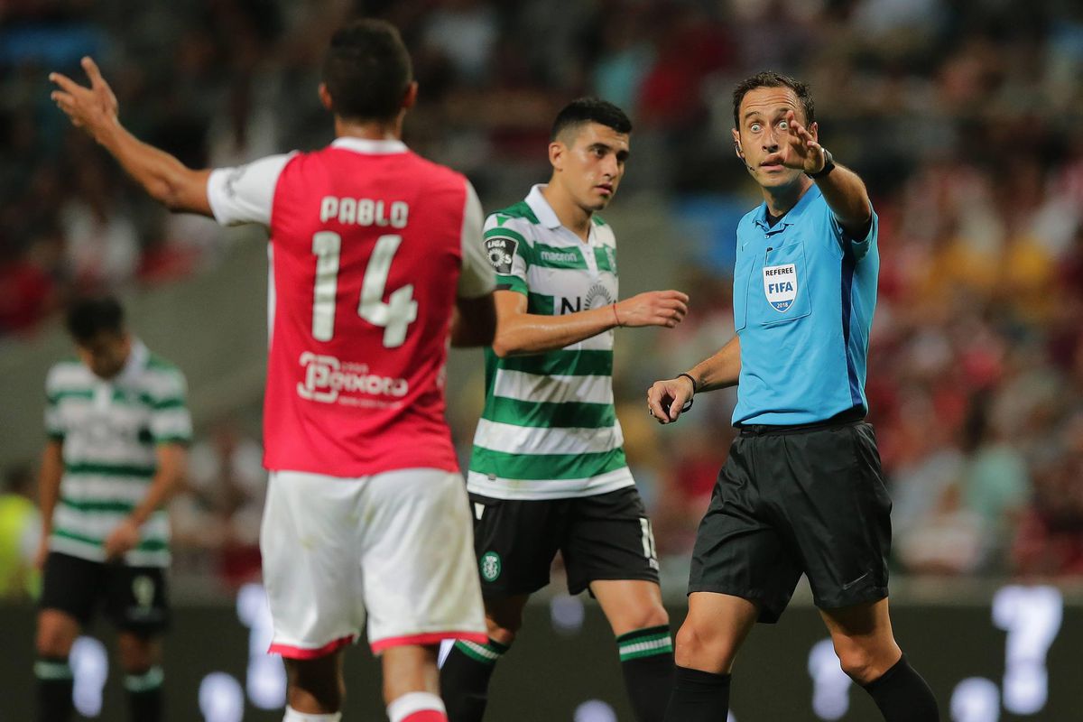 Derby der Lage Landen onder leiding van Portugees trio