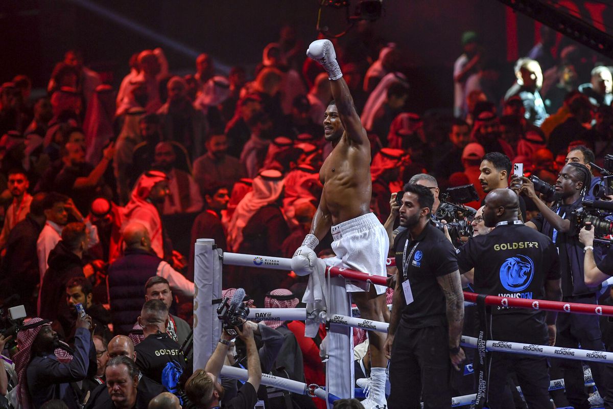 Anthony Joshua loopt gevecht van 100 miljoen mis en sloopt neus van tegenstander Otto Wallin