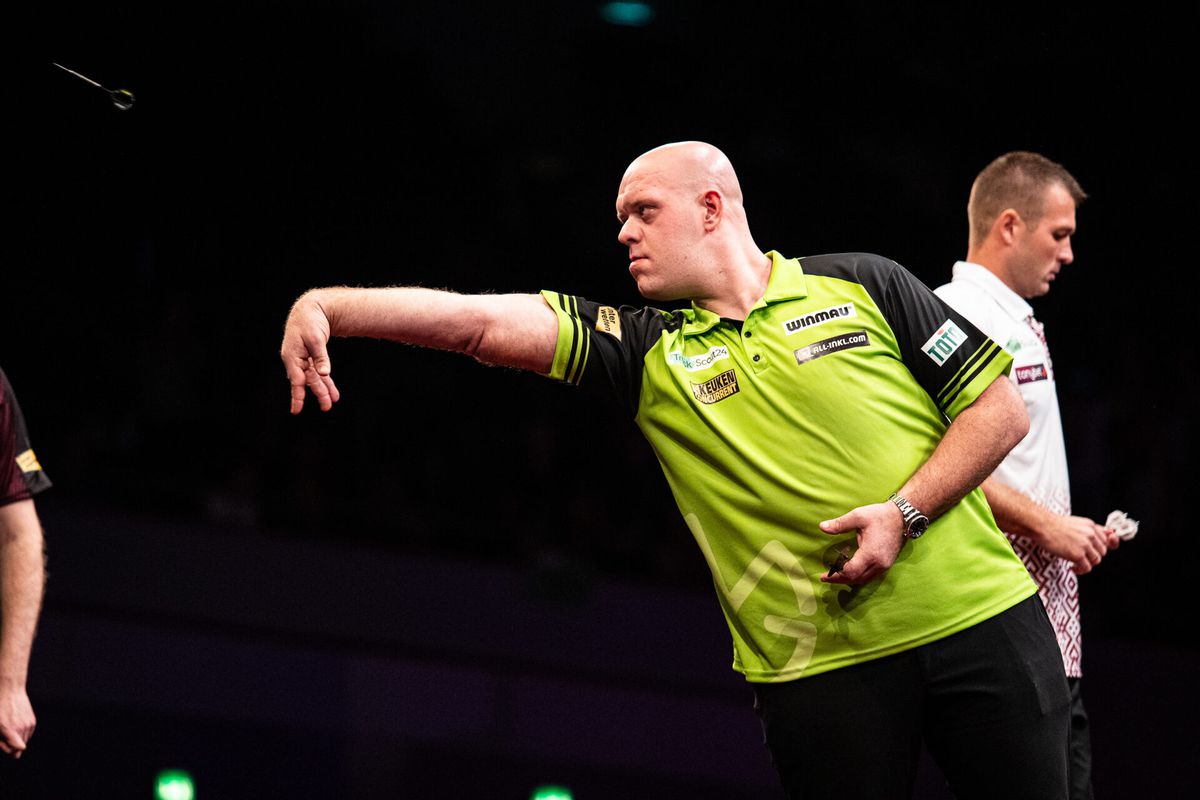 Michael van Gerwen gaat diep tegen Madars Razma, die partij van zijn leven speelt