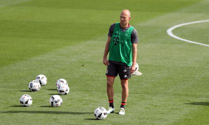 'Robben maakt rentree op trainingsveld en raakt geblesseerd'